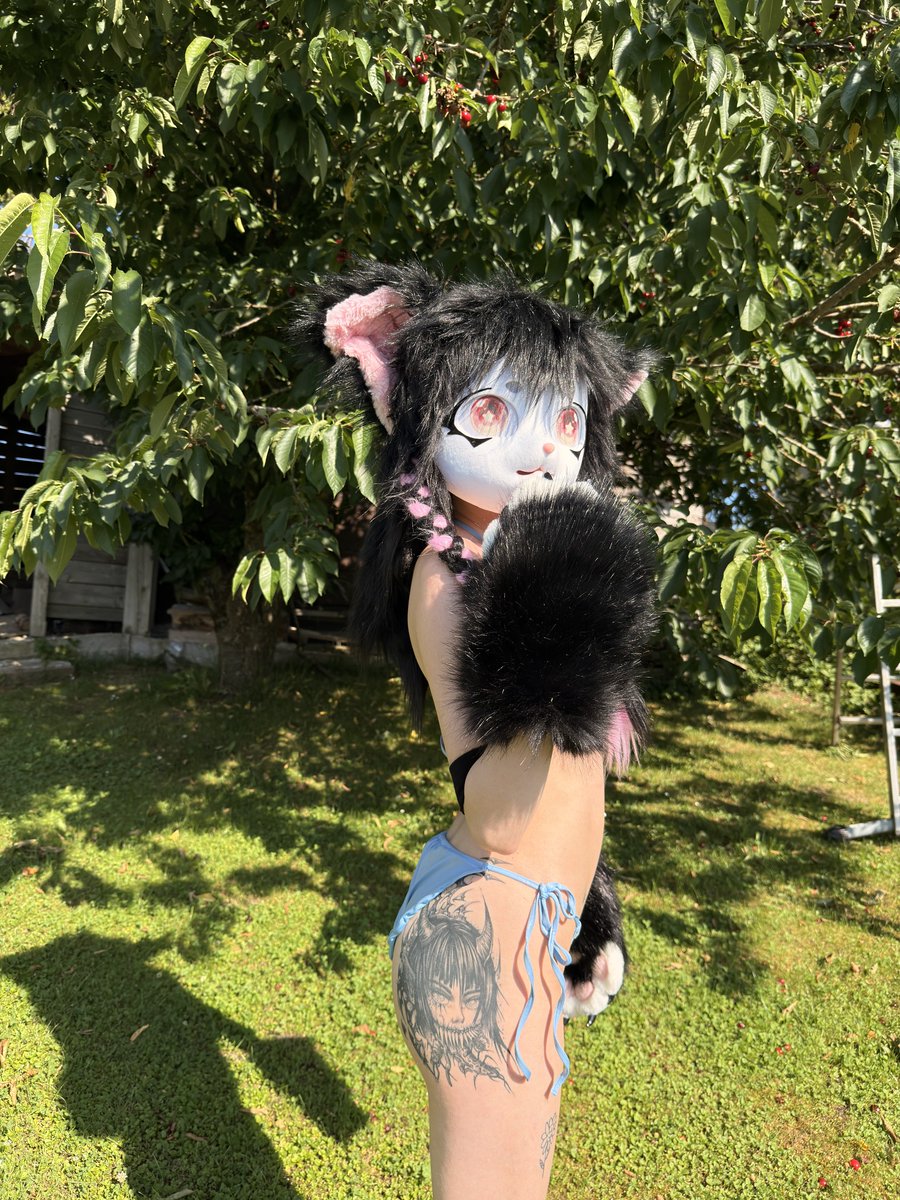 itslittlemie's tweet photo. hmm gonna bite this lip and see if it tastes like strawberry things https://t.co/WZp5Z281P7