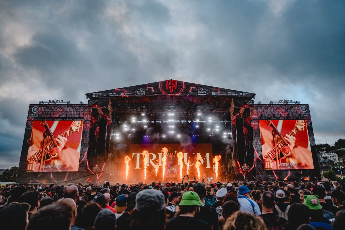 ResurrectionESP's tweet photo. ¡CONCIERTAZO! Avalancha de himnos, riffs y precisión con Trivium justo antes de encarar la noche. Matt Heafy y los suyos nos han pasado por encima a todxs. 🔥🎸

@TriviumOfficial #ResurrectionFest #APlaceCalledHome @turgalicia @camino_xacobeo @depulugo #ConcellodeViveiro #DescubreViveiro @estrellagalicia #ConcertosDoXacobeo