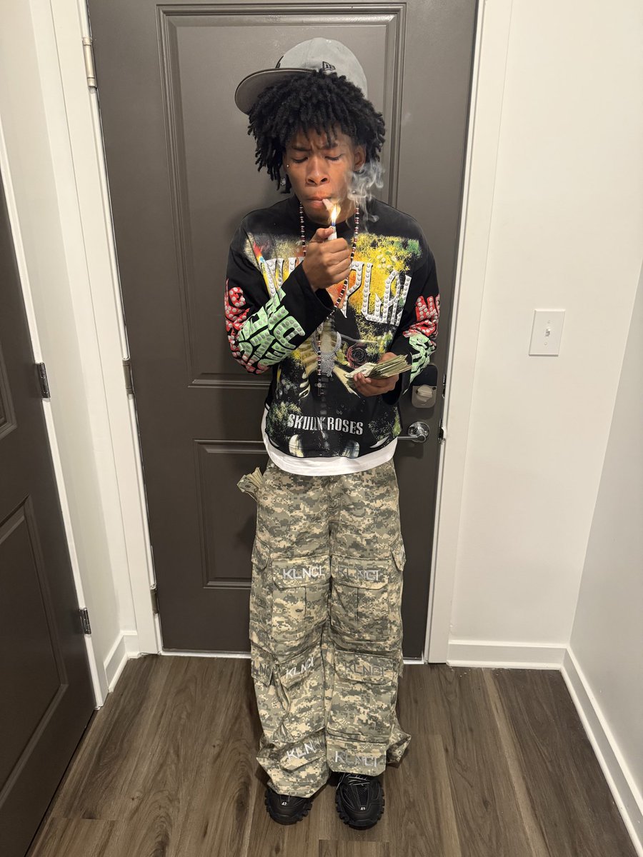 marihungasf's tweet photo. everyday a holiday 🧏🏽‍♂️ #flyboy https://t.co/H49VbukRbF