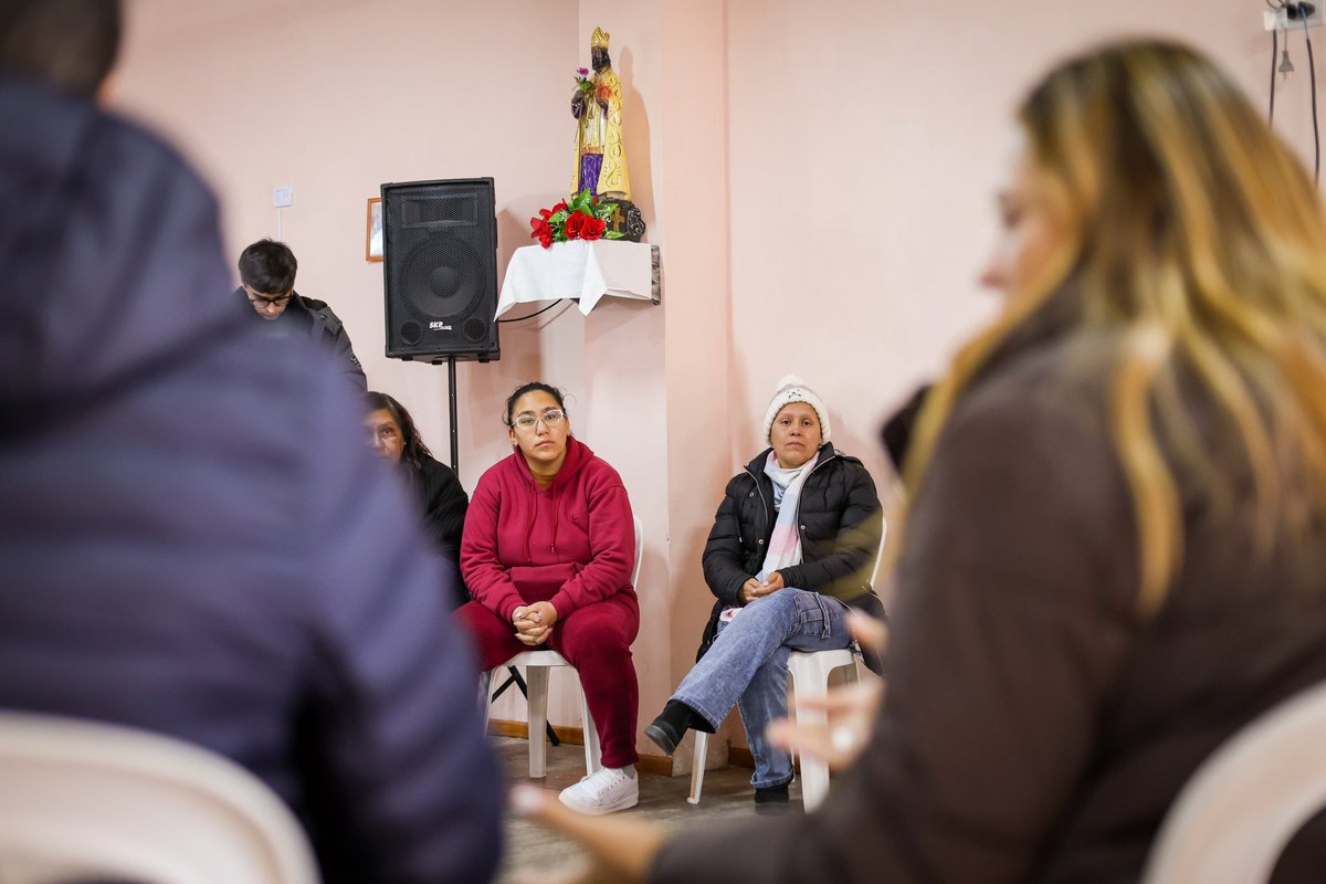 TeresitaMadera's tweet photo. En la Capilla Virgen de Luján compartimos un valioso encuentro con el padre Jorge, catequistas, Cáritas y el grupo Esperanza Viva, quienes realizan una enorme tarea acompañando a familias y personas que atraviesan situaciones difíciles.

Dialogamos sobre la importancia de fortalecer los valores, la solidaridad y el trabajo en comunidad para dar respuesta a desafíos como las adicciones y la falta de oportunidades. 

Desde nuestro lugar, renovamos el compromiso de acompañar institucionalmente estas iniciativas, generando herramientas, talleres y espacios de contención para seguir construyendo, juntos, un Sanagasta más unido y con esperanza.