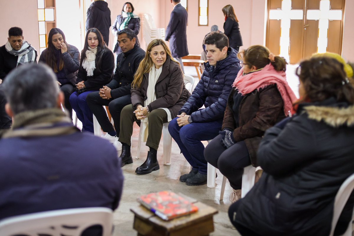 TeresitaMadera's tweet photo. En la Capilla Virgen de Luján compartimos un valioso encuentro con el padre Jorge, catequistas, Cáritas y el grupo Esperanza Viva, quienes realizan una enorme tarea acompañando a familias y personas que atraviesan situaciones difíciles.

Dialogamos sobre la importancia de fortalecer los valores, la solidaridad y el trabajo en comunidad para dar respuesta a desafíos como las adicciones y la falta de oportunidades. 

Desde nuestro lugar, renovamos el compromiso de acompañar institucionalmente estas iniciativas, generando herramientas, talleres y espacios de contención para seguir construyendo, juntos, un Sanagasta más unido y con esperanza.