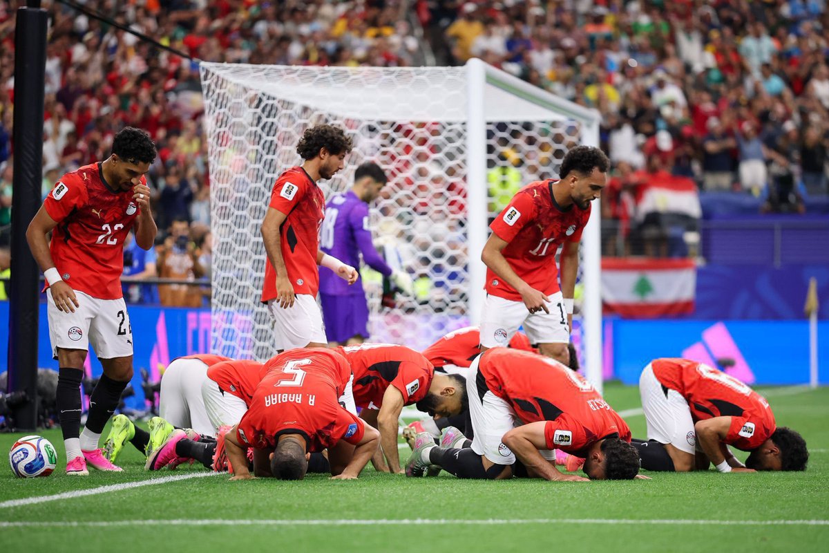 Deadpoetsocity0's tweet photo. رجالة ❤️
#منتخب_الفراعنة 
#منتخب_الساجدين https://t.co/b8gfvmf3KQ
