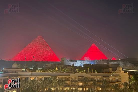 youm7's tweet photo. الأهرامات تكتسى بلون علم مصر 🇪🇬🇪🇬
 تصوير كريم عبد العزيز https://t.co/XjILgFVIWO