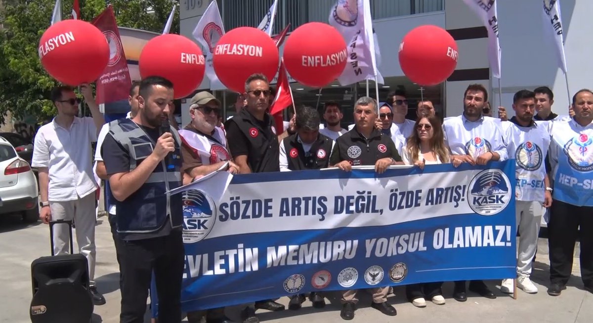 Memurunsesi2025's tweet photo. KASK üyeleri, TÜİK önünde yaptığı basın açıklamasında memur ve emeklilerinin maaş artışına tepki gösterdi. KASK Genel Sekreteri İbrahim Güzel, Açıklanan enflasyon verileriyle maaş zammı kesinleşti çalışanlar yine enflasyona ezdirildi
#ÜNİPERSEN#KASK #TÜİK 
https://t.co/ZWfgUN9Ffx https://t.co/Yo7rZwvopg