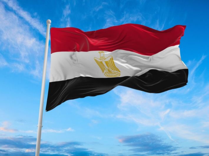 Moro8888's tweet photo. لما عيونك تدمع
وانت قاعد تشجع
علشان بلدك بتلعب
واما جسمك يقشعر
ودموعك لما تخسر
وفرحك لما تكسب 
واما بتيجي سيرتها
وانت بعيد عنّها
راح تعرف ساعتها
قد ايه بتحبها
وتحس جواك قيمتها
وعشقك لأرضها
ح تعرف يعني ايه الوطن
ترمي نفسك فحضنه أما تتعب

#اغاني_ورباعيات_محمد_فاروق 
#تالتنا_الاحساس https://t.co/AaPqQqtd3K