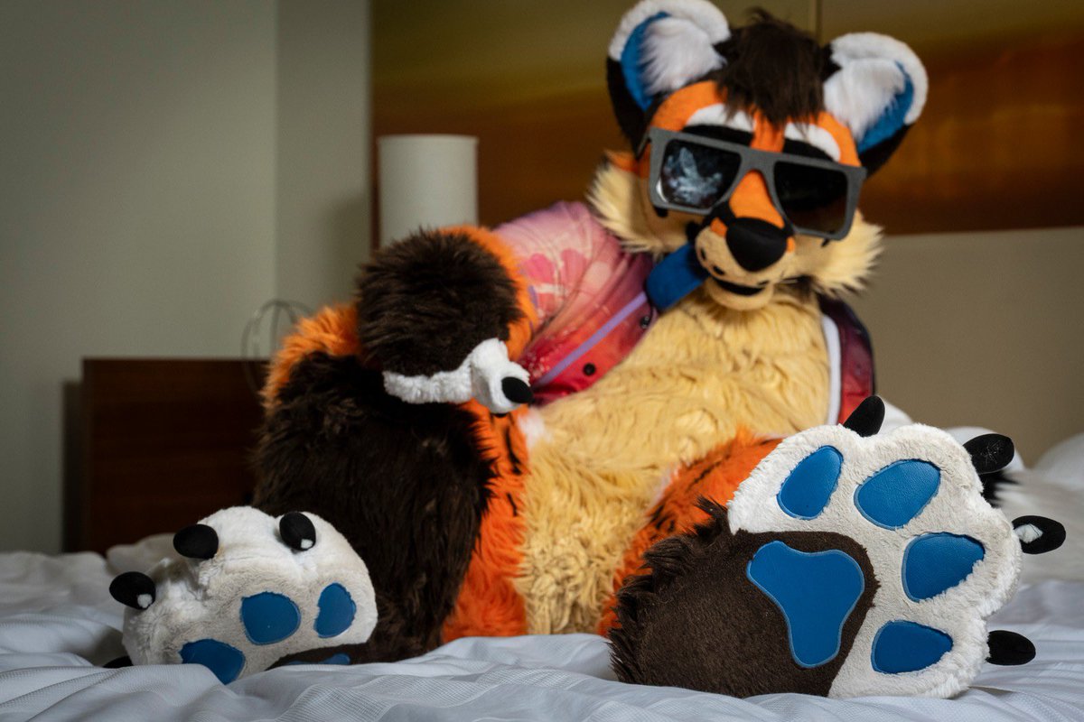 ArchieFox_'s tweet photo. Happy #FursuitFriday, freaks! 🐾
📸: @dire_walf 
🧵: @TheKarelia https://t.co/WI2goEcDfV