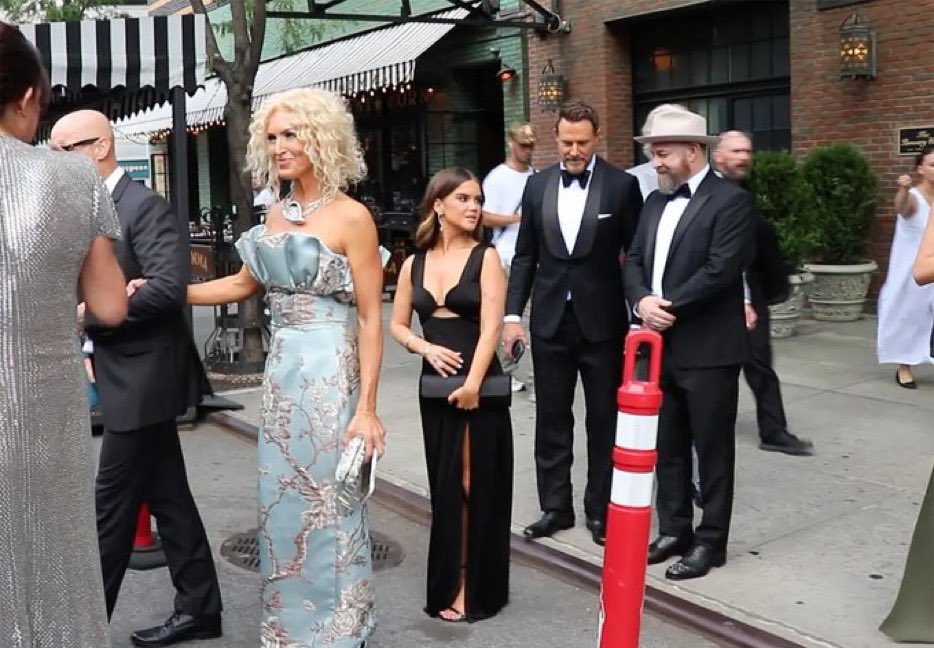swifferupdates's tweet photo. 💍| Marren Morris, Kelsea Ballerini, Brad Paisley and the wonderful members of Little Big Town on their way to the wedding! https://t.co/perIT61rdP