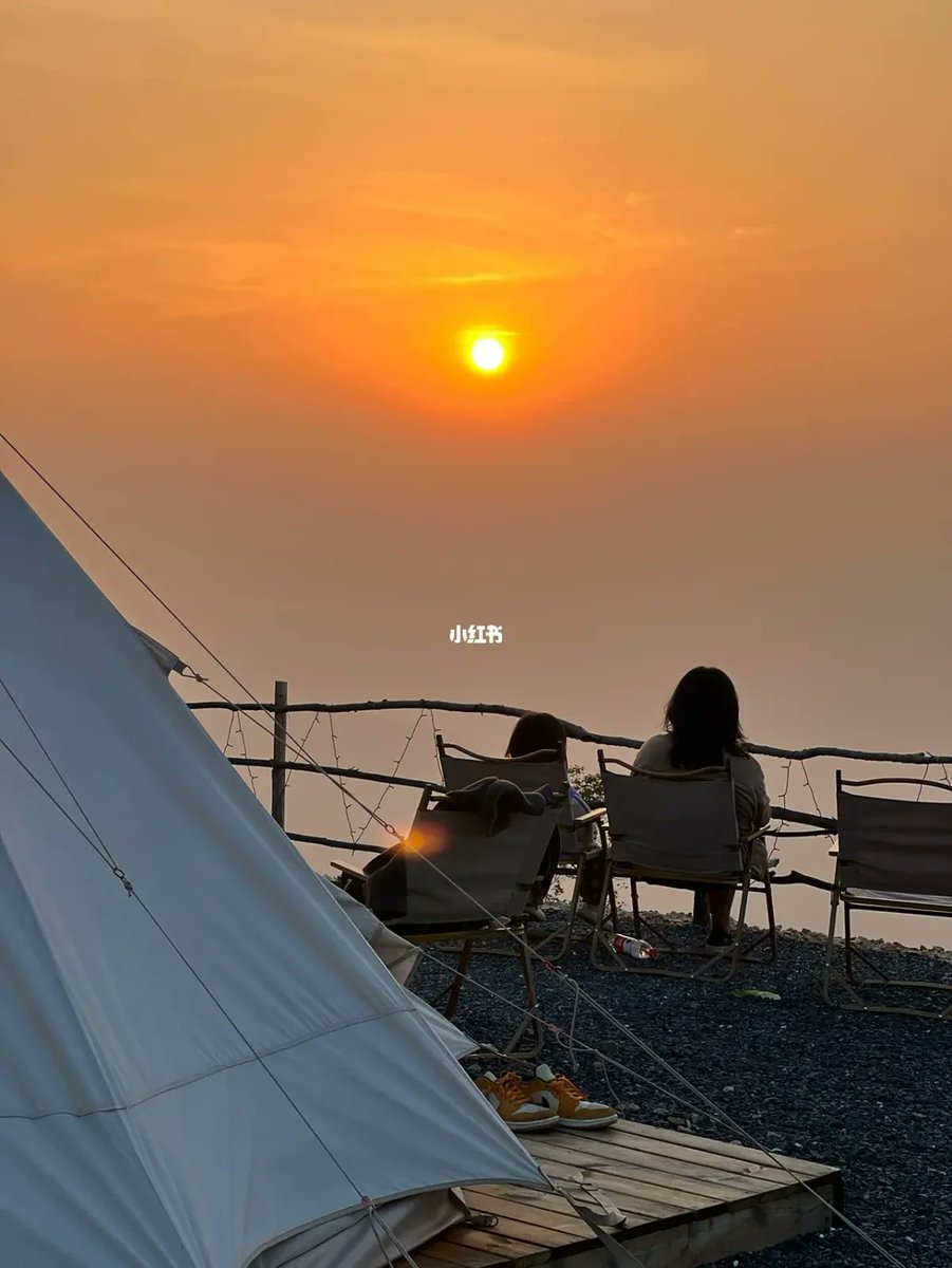 SharonC54253860's tweet photo. Just watched the sunset paint the mountain tops pink while sipping hot cocoa by the campfire—this quiet glow beats every city light https://t.co/k9qySvkjmF