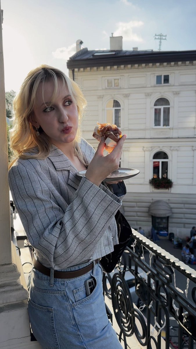 wodeailulu's tweet photo. насправді було все так , я відпрацювала, ухватила останню канапку і втекла від всіх на балкон ахаха https://t.co/0nnoaU5giS