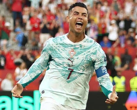 45iRapha's tweet photo. Gentlemen are simple, I post CR7 they snub. https://t.co/DyEqa3sRJE