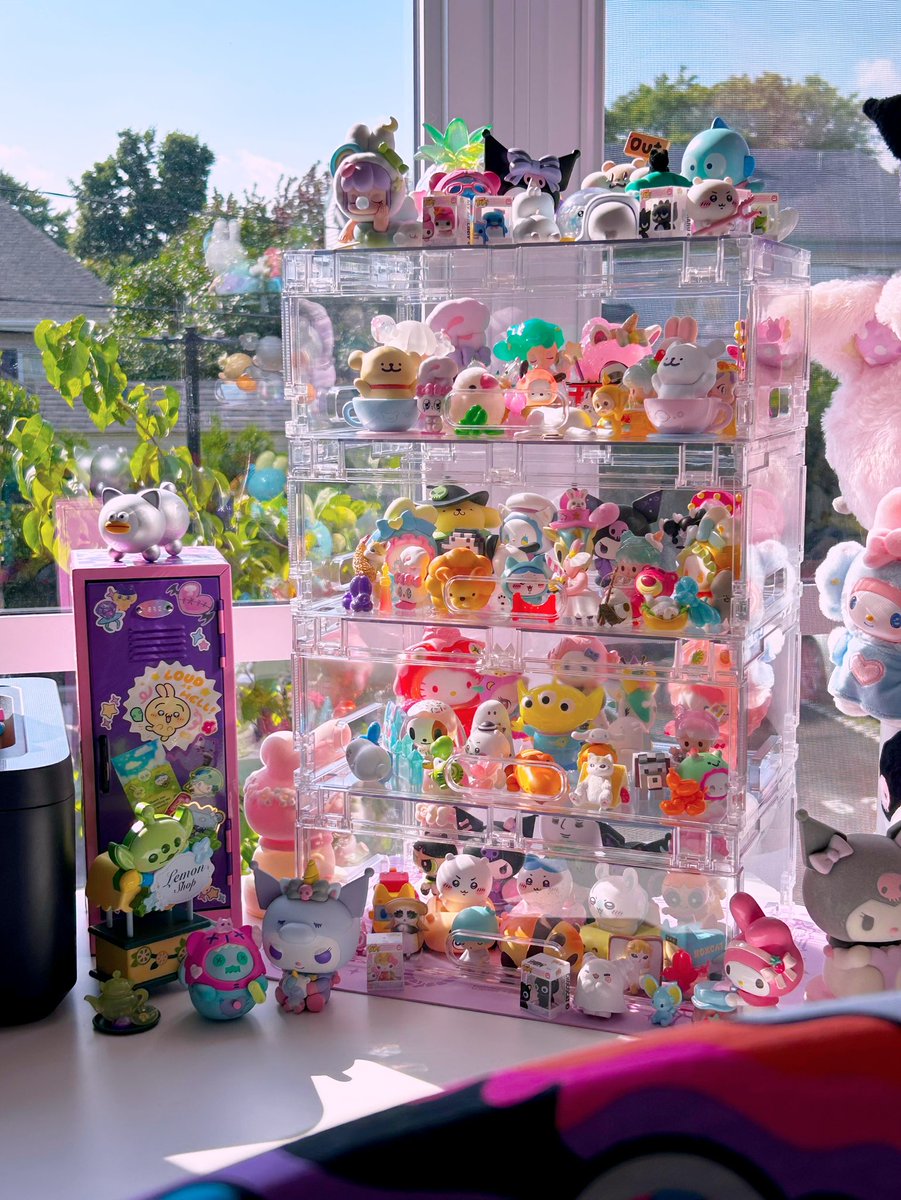 Plushunagi's tweet photo. 🌈🦨⛓️ I finally present to you the room of a 34 year old. Or rather, my brand new office! I take my name very seriously. ✨ https://t.co/b1WKKYWnZW