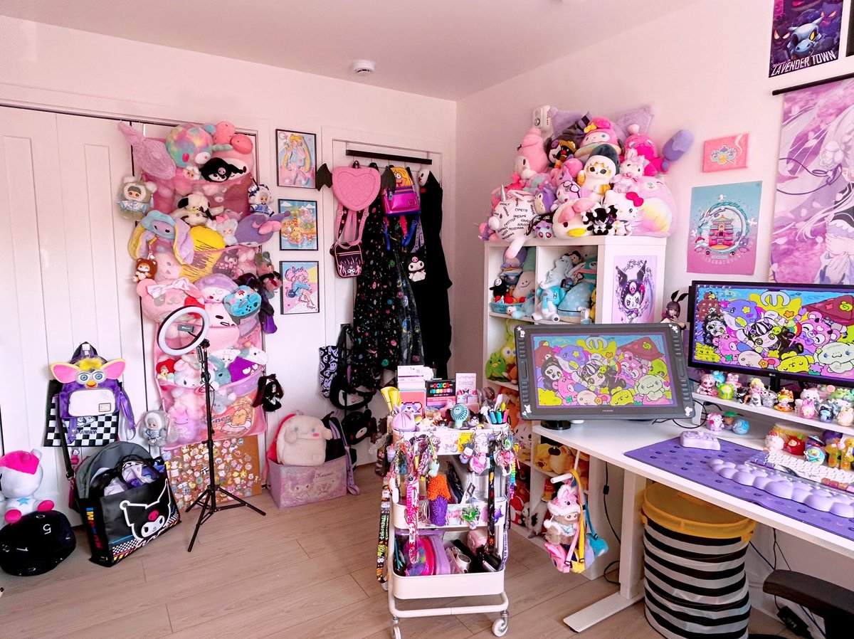 Plushunagi's tweet photo. 🌈🦨⛓️ I finally present to you the room of a 34 year old. Or rather, my brand new office! I take my name very seriously. ✨ https://t.co/b1WKKYWnZW