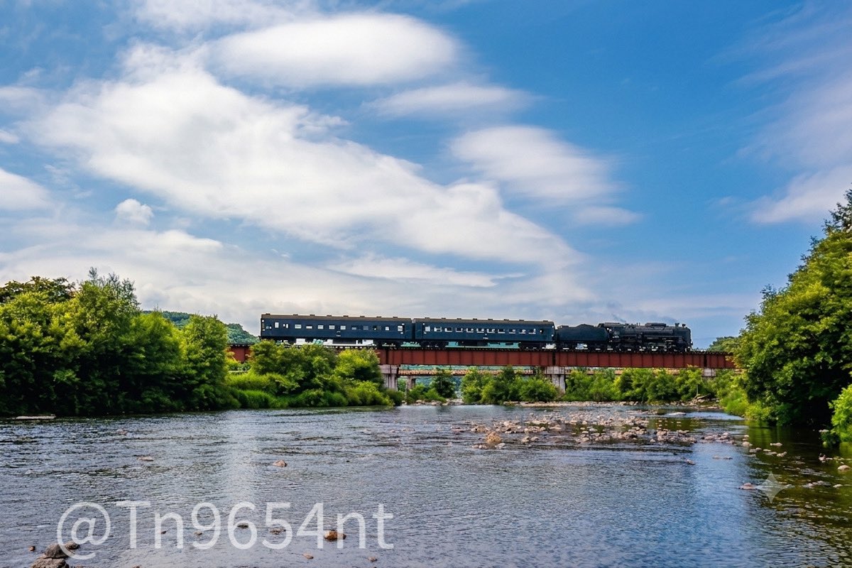 Tn9654nt's tweet photo. 北のハドソン巡礼 C62ニセコVol.27
C62運転史上最短の2両牽き旅客列車
原板のポジが露出アンダーの失敗画でしたがAIの力を借りて仕上げてみました。
C623+旧客2B  函館本線 然別～仁木 1991.07撮影 https://t.co/wgeMgQPHWl