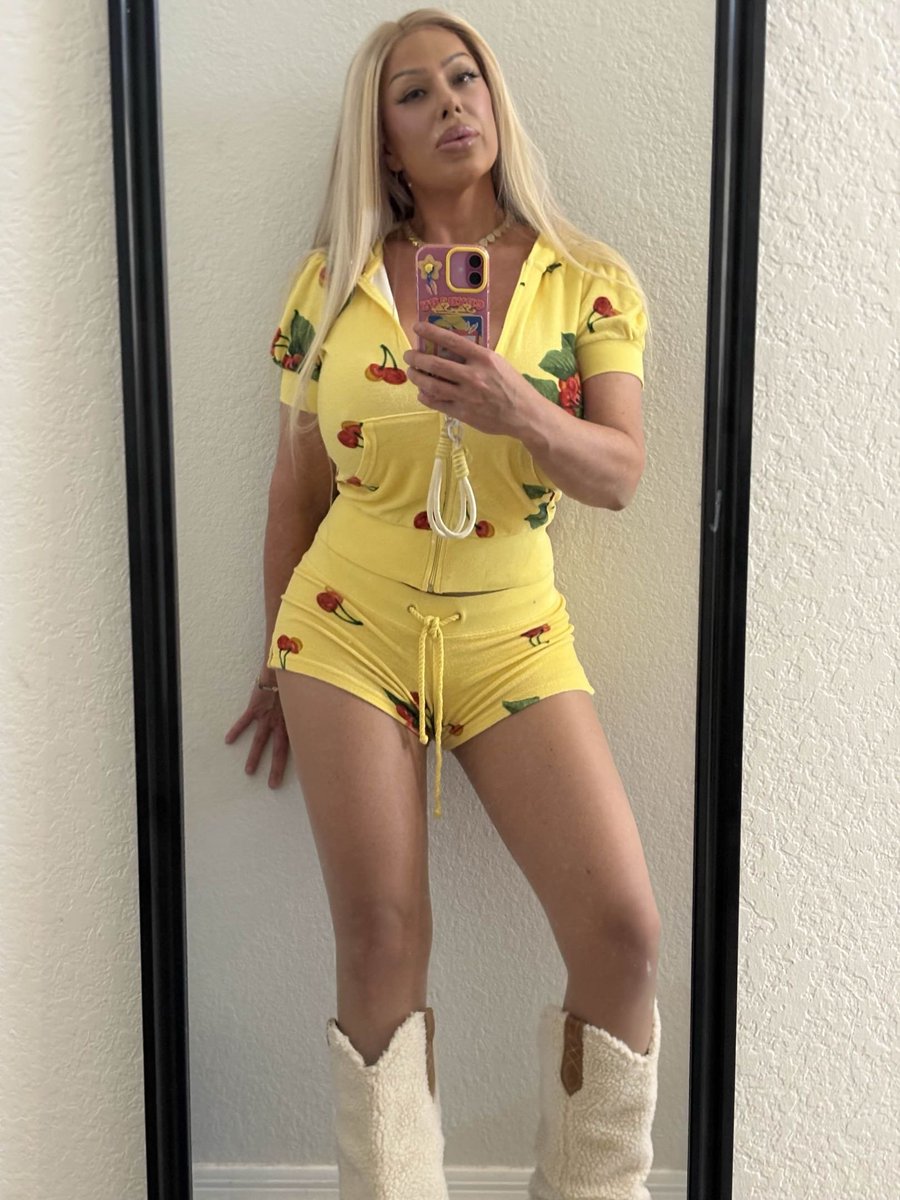 TwitchLadyLuck's tweet photo. outfit check ? is that good https://t.co/SFs6H3mMje