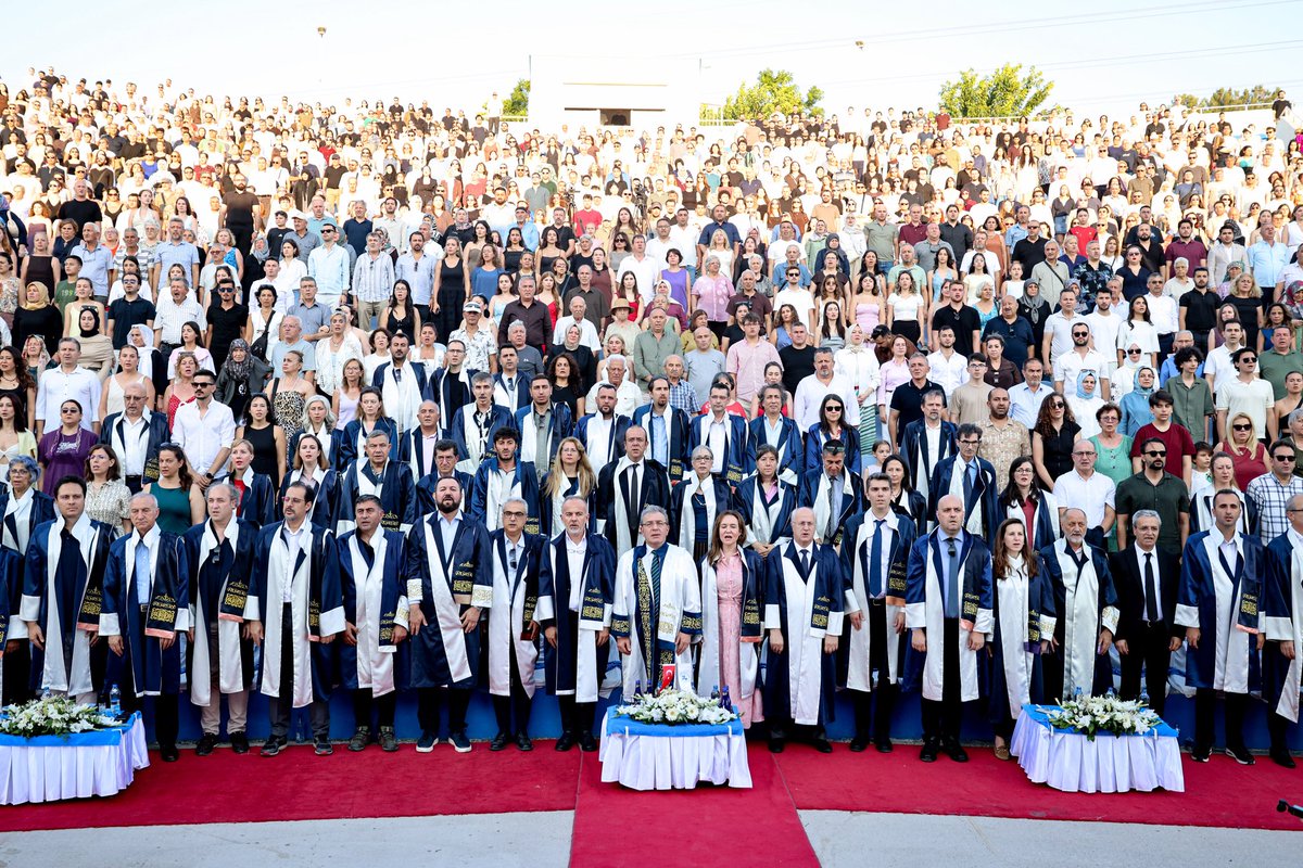 universitemDEU's tweet photo. 🎓 Mühendislik Fakültemizin 2025-2026 Akademik Yılı Mezuniyet Töreni gerçekleştirildi.

📍 Törene, Rektörümüz Prof. Dr. Bayram Yılmaz, Rektör Yardımcılarımız, Fakültemiz Dekanımız, akademik ve idari personelimiz ile çok sayıda davetli katıldı. Program kapsamında; fakülte birincisi öğrencimiz, Dekanımız ve Rektörümüz mezunlarımıza hitap etti.

🏅 Fakülte birincisi öğrencimiz tarafından Dekanımız eşliğinde mezuniyet kütüğüne isim plakası çakılmasıyla taçlanan törende, öğrencilerimiz kep atarak mezuniyet sevincini hep birlikte yaşadı.

👨‍👩‍👧‍👦 Öğrencilerimizin ailelerinin yoğun ilgi gösterdiği programda gurur, heyecan ve mutluluk bir arada yaşandı. Dokuz Eylül Üniversitesi ailesi olarak mezunlarımızı kutluyor; meslek yaşamlarında ve hayatlarının her döneminde başarılar diliyoruz.

@deumuhendislik

#DokuzEylülÜniversitesi
#DEÜ
#Mezuniyet
#MühendislikFakültesi