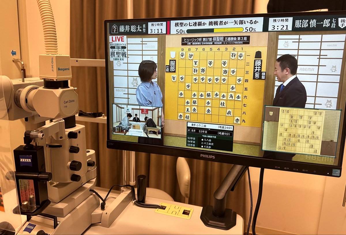 jin_oph's tweet photo. スリット台にモニタ付けたら
診察中でも将棋が見れて快適 https://t.co/KfJIGHHZCi