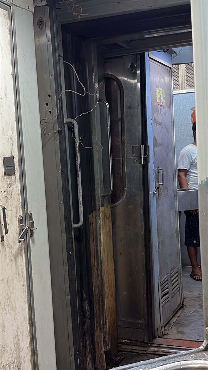 RitikKu08099442's tweet photo. @RailMinIndia @RailwaySeva This photo appears to show the inter-coach gate wire on the train being damaged/left in an unsafe condition. Such damage can compromise passenger safety. Kindly inspect this coach immediately and take appropriate action. #IndianRailways https://t.co/WA4F60LmPH