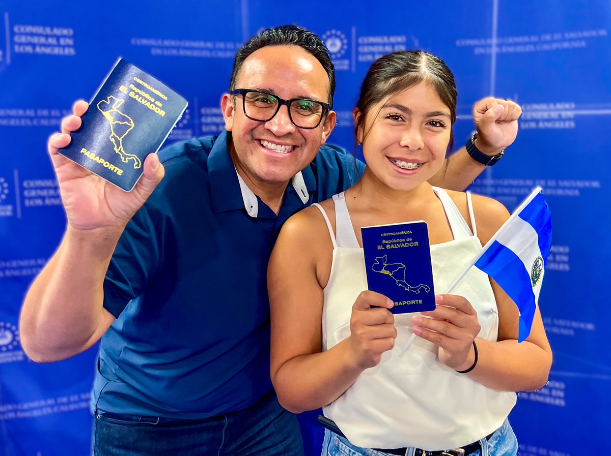 ESAenCalifornia's tweet photo. 🧢⚾️ En nuestro consulado en Los Ángeles recibimos a la atleta Allegra Figueroa, quien, junto con su padre, realizó su trámite de pasaporte.

Próximamente viajará a El Salvador para integrarse a la Selección Nacional Femenina de Sóftbol.

Más información:
☎️ 1-888-301-1130 https://t.co/zLfmIuGJM8