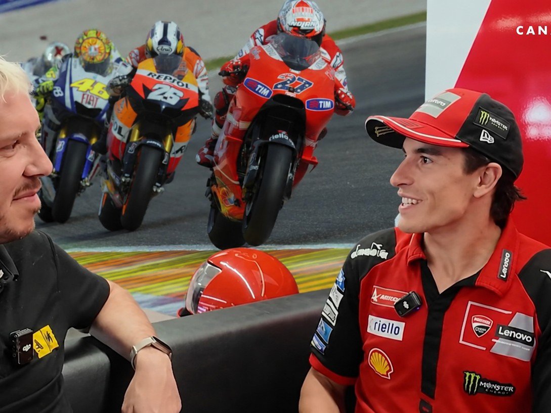 FranckyHawk29's tweet photo. 🚨 "Se potessi scegliere una caratteristica dei Fantastici 4 (Rossi, Lorenzo, Stoner, Pedrosa) prenderei: la gestione della gara di Valentino Rossi, la costanza di Jorge Lorenzo, l'esplosività di Casey Stoner ed il talento di Daniel Pedrosa...

Valentino aveva una gestione gara pazzesca, poteva anche non essere il migliore in qualifica ma in gara c'era sempre.
Jorge era capace di girare per tutta la gara in due decimi, una costanza pazzesca.
Casey era in grado di farti il record del circuito in tre giri di pista.
Dani è quello con più talento, guidare e vincere con quelle MotoGP ed il fisico che aveva, vuol dire avere tantissimo talento."
Marc Marquez 
#MotoGP