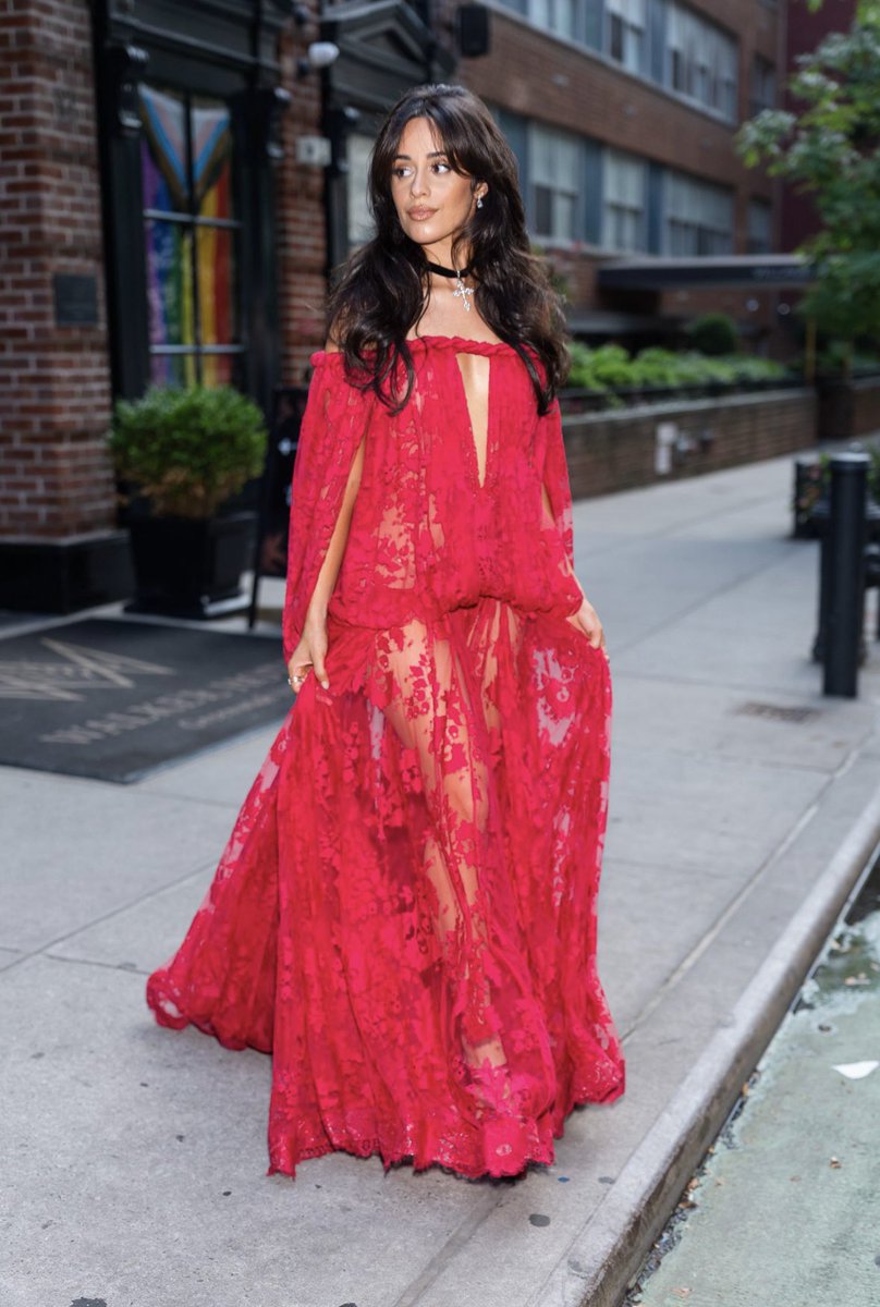 CamilaCabelloBR's tweet photo. LINDA! Camila Cabello para o casamento de Taylor Swift e Travis Kelce. ❤️ https://t.co/Pnhcg7TF5D