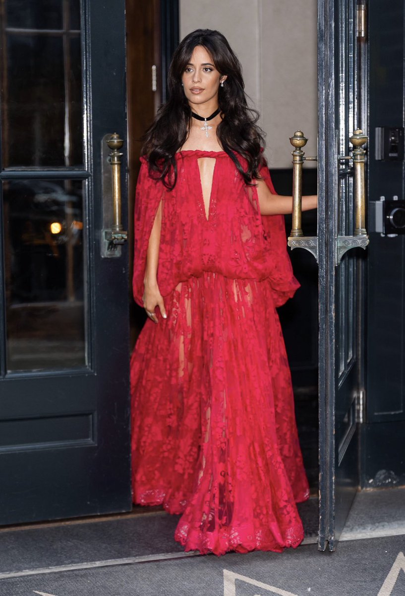 CamilaCabelloBR's tweet photo. LINDA! Camila Cabello para o casamento de Taylor Swift e Travis Kelce. ❤️ https://t.co/Pnhcg7TF5D