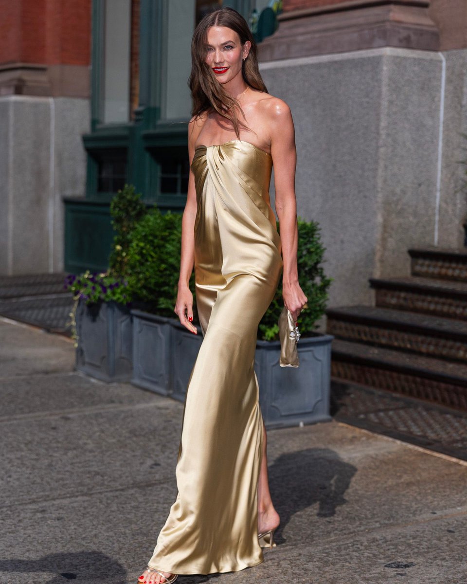 folkvrep's tweet photo. KARLIE KLOSS AL MATRIMONIO DI TAYLOR COSA https://t.co/vQZowVmfra