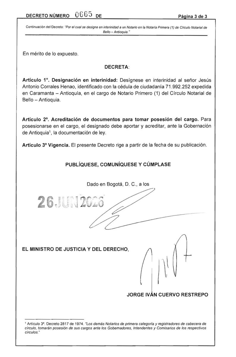 alejodebedout's tweet photo. 🚨 A las patadas. Así están entregando notarías antes de que se acabe el gobierno Petro.

El 26 de junio, mientras todos hablaban de empalme, el ministro de Justicia Jorge Iván Cuervo firmó decretos y decretos nombrando notarios en Santa Marta, Cali, Bello y Cartagena, etc. Casualmente el mismo día que cerró en silencio un proceso por $19.439 millones en la Supernotariado.

Puros nombramientos exprés repartidos en las últimas semanas del gobierno, varios a nombres cercanos al círculo de @petrogustavo 

Descarados