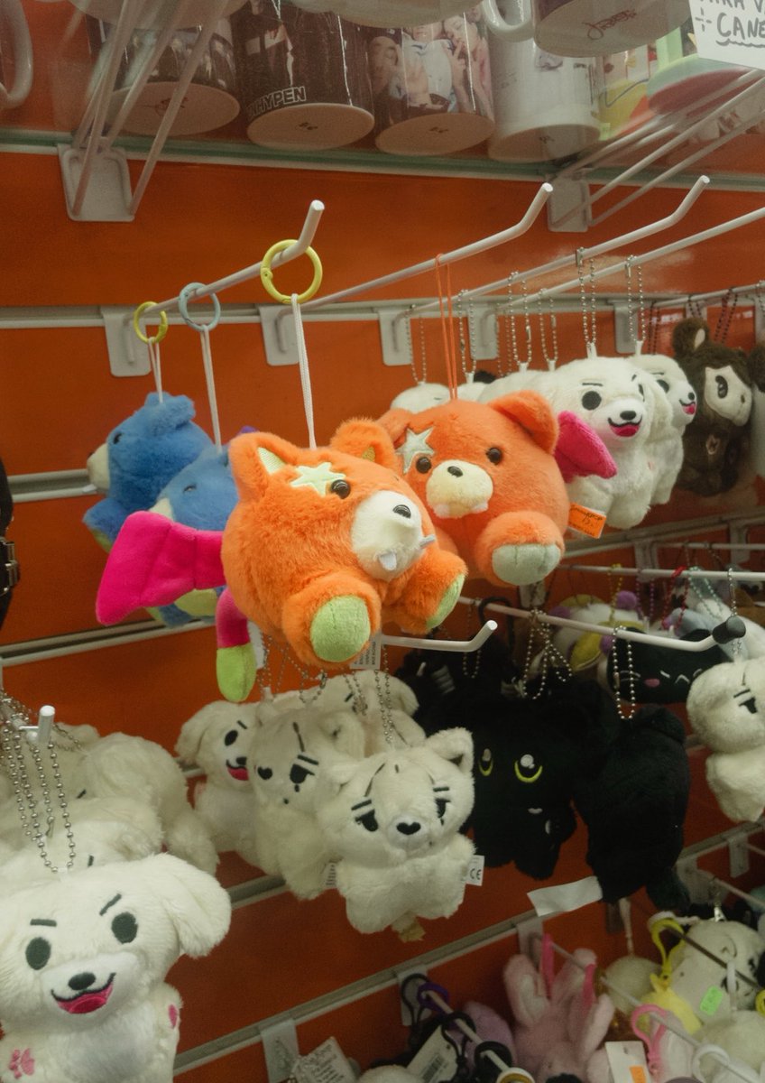 linewskz's tweet photo. as lojinhas de kpop hoje na liberdade estavam INTRANSITÁVEIS, pqp não dava pra RESPIRAR lá dentro https://t.co/5GuvfaVOcJ