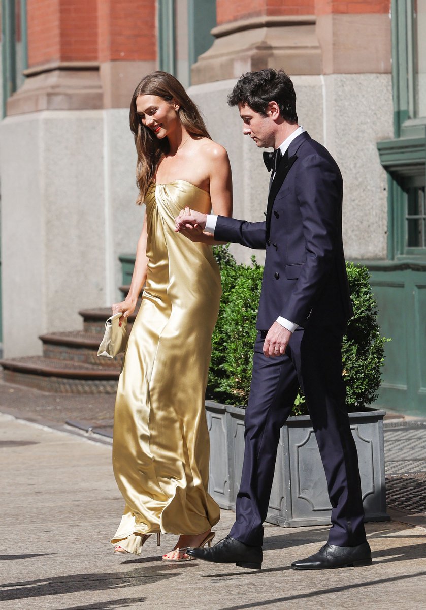 metgalacrave's tweet photo. Karlie Kloss arrives ahead of Taylor Swift and Travis Kelce’s wedding. https://t.co/gk8LZwFiik