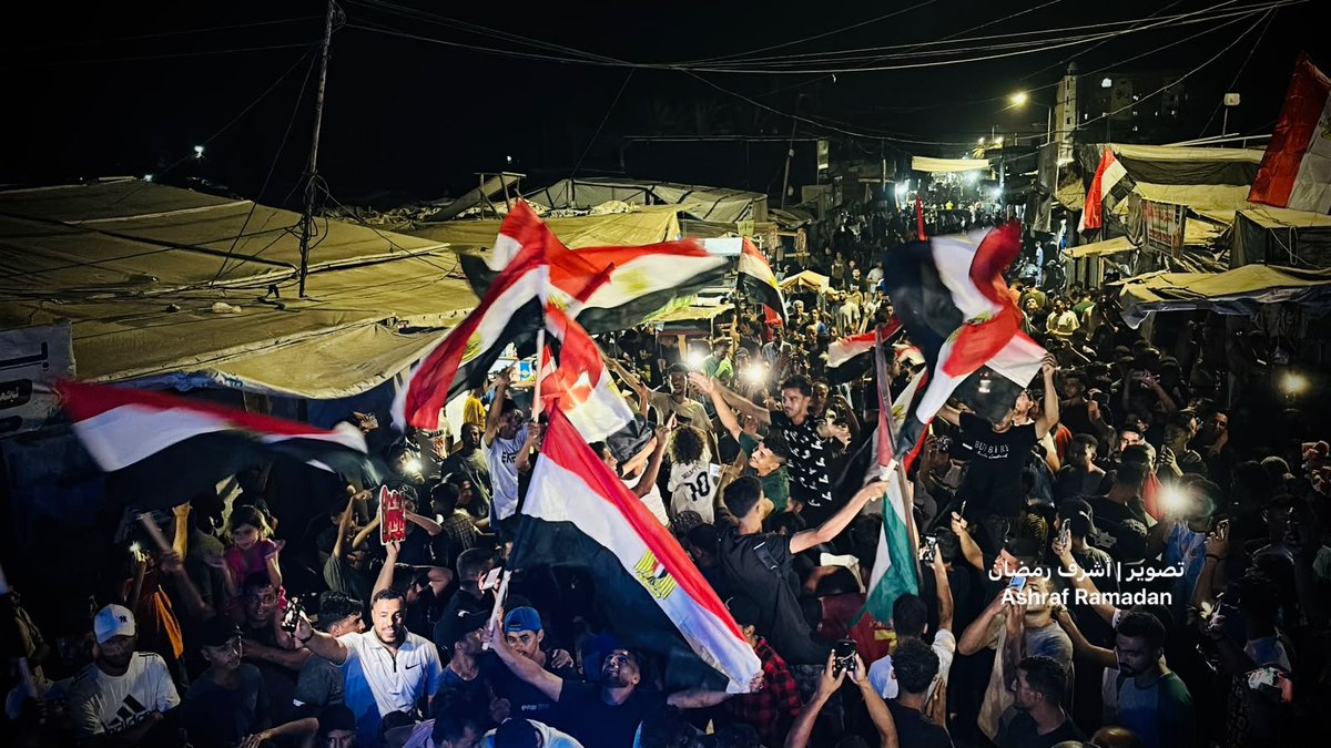 KhaledSafi's tweet photo. حشود ضخمة خرجت من الخيام البالية على أمل أن تحظى بلحظة فرح تنسى فيها آلامها وكدر العيش الذي يفرضه المحتل منذ أكثر من 1000 يوم على المحاصَرين في غزة..
عاشت غزة فرحة عظيمة بفوز المنتخب المصري وصعوده للأدوار المتقدمة في بطولة كأس العالم..
وقالتها رغم الجراح: نحبكم يا أهلنا في مصر. https://t.co/CAvodxjPLB