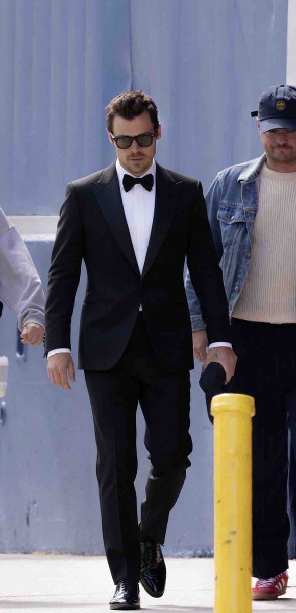 POPSOURCES12's tweet photo. 🚨🚨| Harry Styles heading to Taylor Swift’s wedding in New York City! 
#taylorswift #harrystyles #wedding #traviskelce https://t.co/uvoDTrjB2Q