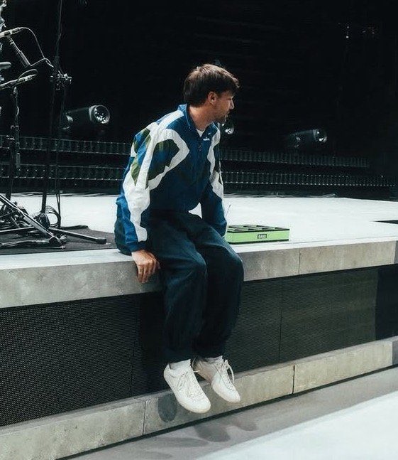 wallsbylwt's tweet photo. he reallyyyyy likes sitting anywhere where his feet would not touch the ground https://t.co/O52Nu3FiOa