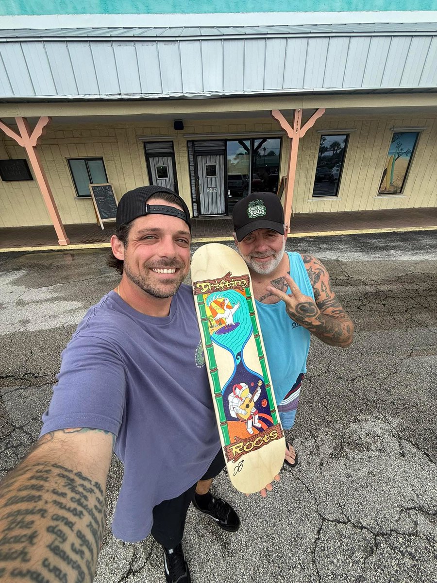 ETArtVisions's tweet photo. So great to see our work being enjoyed!! 🎨 🛹 😊
Our boy John commissioned us to make three of these decks exactly the same! One for the Band, One for the TM, and one for himself!!
#BossMode #Respect #MusicInspiredArts https://t.co/QJz4fOZH4p