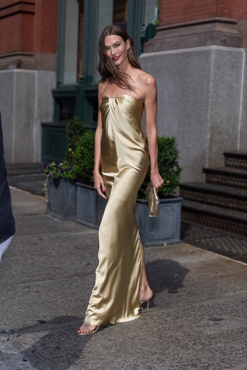 extratv's tweet photo. Karlie Kloss and husband Joshua Kushner are seen heading to Taylor Swift &amp; Travis Kelce’s wedding! 💛✨

(📸: Getty Images) https://t.co/iQ0G14r72c