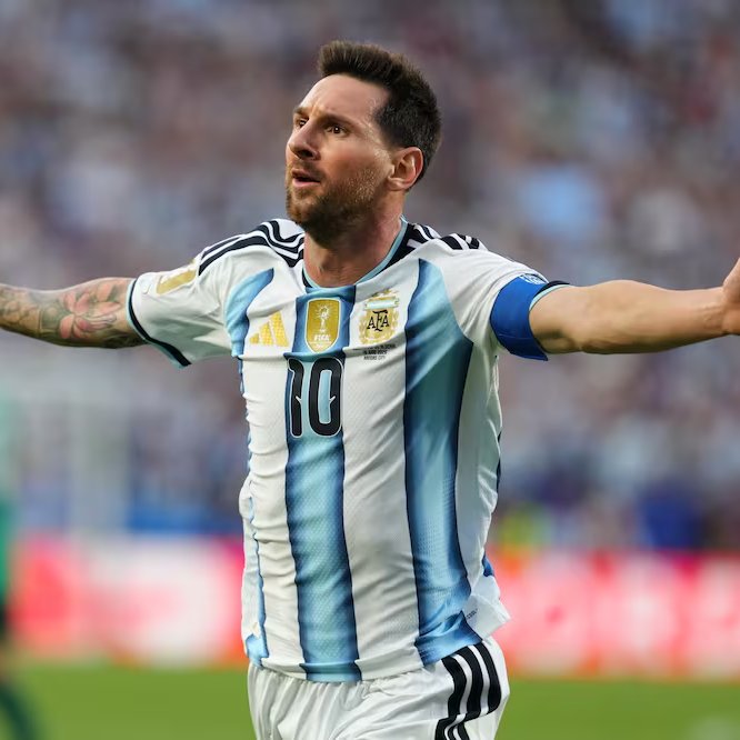 TouchlineX's tweet photo. 🚨 𝗕𝗥𝗘𝗔𝗞𝗜𝗡𝗚: THUNDERSTORMS are forecast in Miami, and Argentina’s World Cup clash against Cape Verde could be DELAYED.

FIFA will announce an update in 15 minutes.

— @gastonedul https://t.co/FMcNT0NzM8