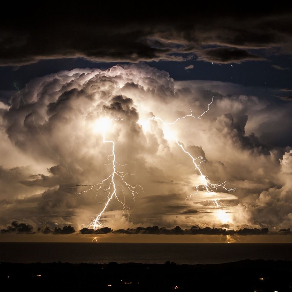 TouchlineX's tweet photo. 🚨 𝗕𝗥𝗘𝗔𝗞𝗜𝗡𝗚: THUNDERSTORMS are forecast in Miami, and Argentina’s World Cup clash against Cape Verde could be DELAYED.

FIFA will announce an update in 15 minutes.

— @gastonedul https://t.co/FMcNT0NzM8