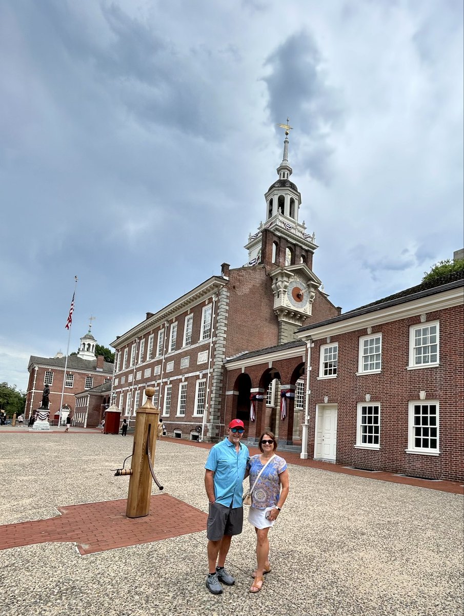 RBud2's tweet photo. @Pontifex gets Philly Philly Medal of Freedom and White Smoke comes from Independence Hall https://t.co/bOJbtI6rge