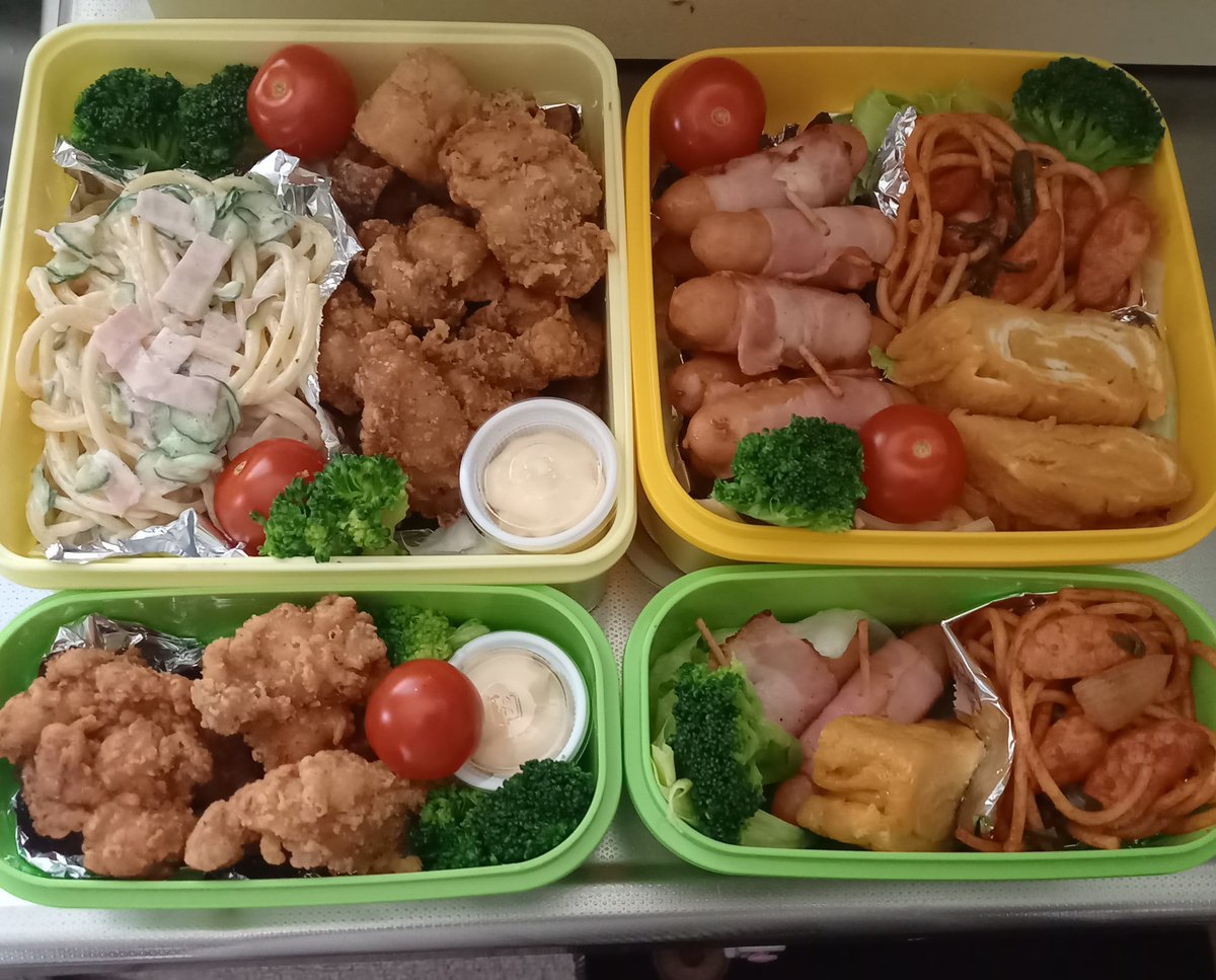 misatonkothu's tweet photo. 今日は息子の運動会で
運動会自体は昼には終わるけど
家族とお昼食べるのもだし
朝お弁当に詰め切れなかったの食べるのも
すごい楽しかったし嬉しかったから
できるだけ毎年息子にも同じようにしてあげたい
って自己満弁当
旦那の親もいるから足りるか心配
ちなみにこれからおにぎり作る https://t.co/4tBfPy5gUA