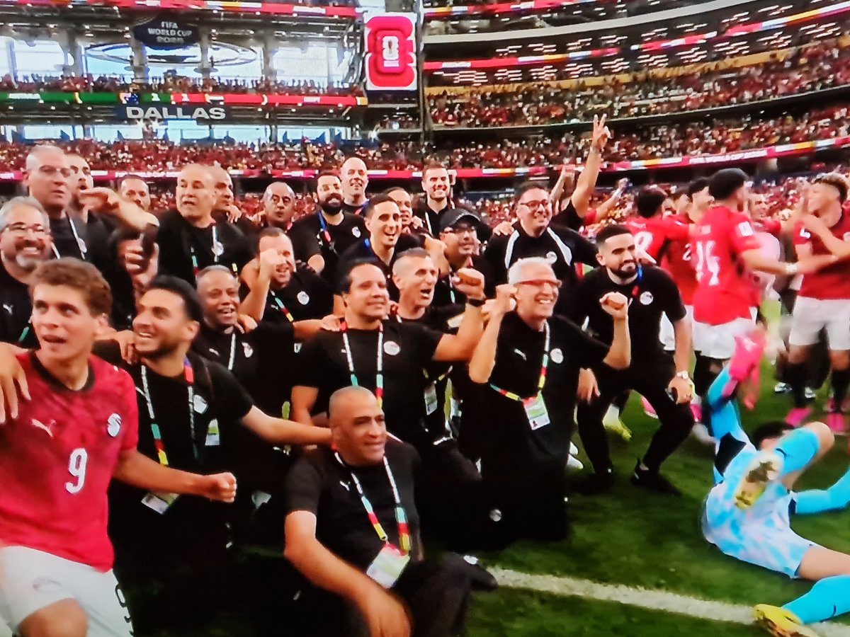 ShararaIsmail's tweet photo. منتخب مصر 🇪🇬.. شكرا من جوه نني القلب ❤️🥰.. يا مصر بتعمليها ازاي ❤️
فرحتونا.. مصريين و عرب و افارقة و كل محبي مصر في العالم ❤️ 
بتكتبوا التاريخ.. 
اصدقاءنا في فلسطين طايرين من الفرحة.. ربنا يفرحكم و يفرجها عليكم.. و 
ربنا يسعدنا كلنا كمان و كمان إن شاء الله
#مصر_أستراليا https://t.co/bwv1IpeFkT