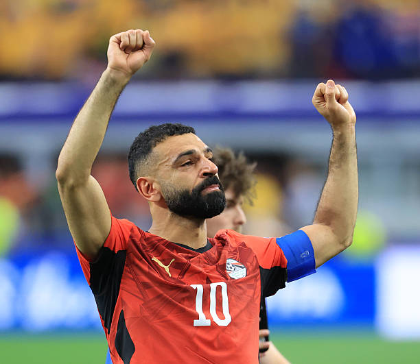 Mercado_Ingles's tweet photo. 𝗔𝗛𝗢𝗥𝗔 Mohamed Salah es elegido como Man of the Match tras clasificar con Egipto a Octavos de Final, no pudo contener las lagrimas de felicidad tras lograr una gran hazaña en casi 100 años y sus compañeros le ponen un Nemes haciendo referencia a ser el Faraon de Egipto. 👑🇪🇬 https://t.co/NHCrSiy5pX