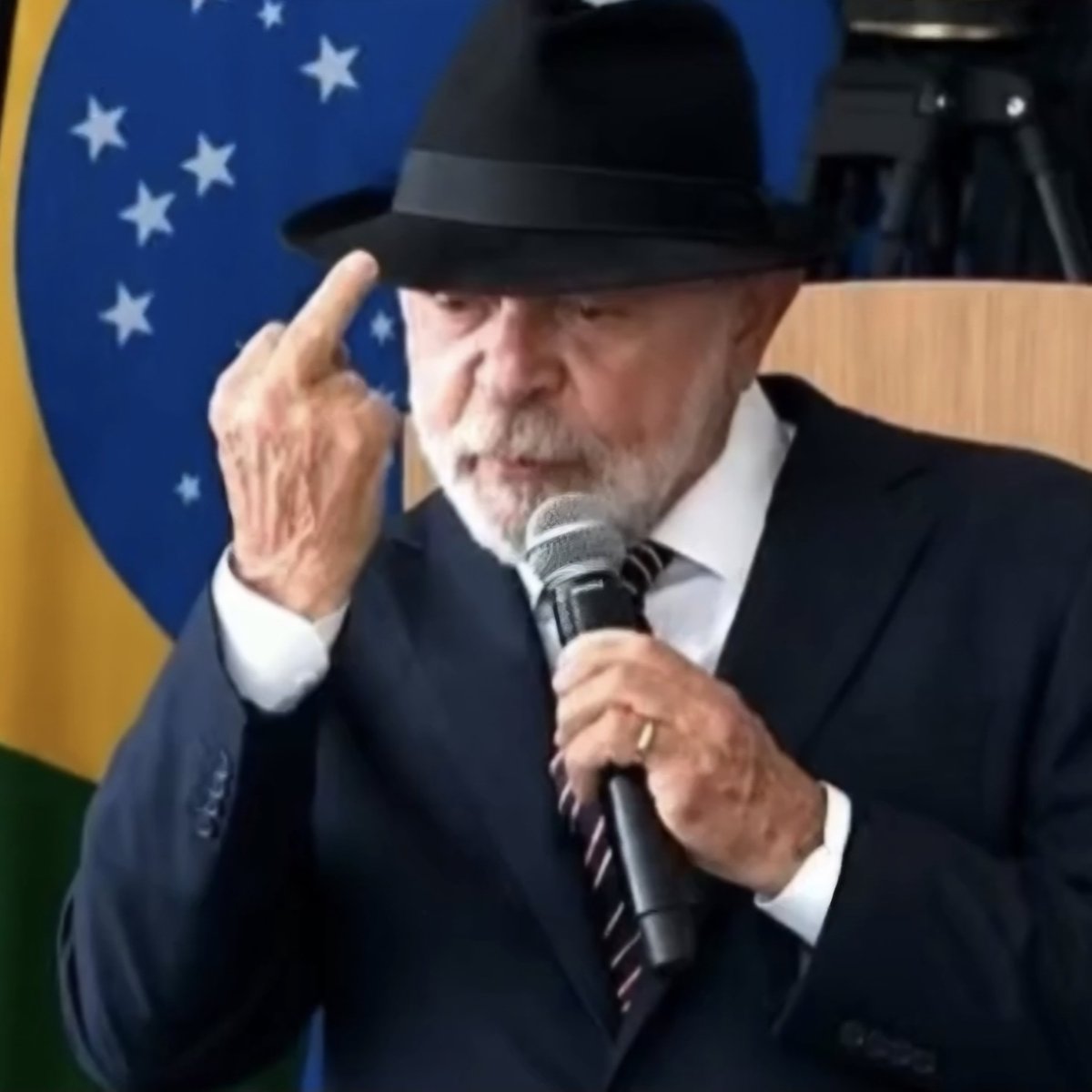 SpaceSireninha's tweet photo. 🚨URGENTE - "Sem mais", diz leitor. https://t.co/lmEHJ65kk5