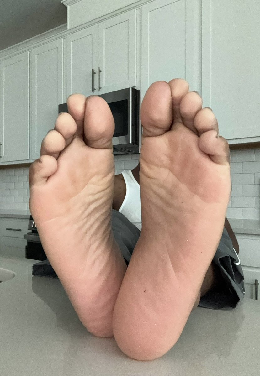dr00l4jxy's tweet photo. Y’all hungry for these size 12s? 

#blackmalefeet #footfetish
#footworship #malefeet #guyfeet
#guysoles #malesoles https://t.co/TCDXHRuLOd