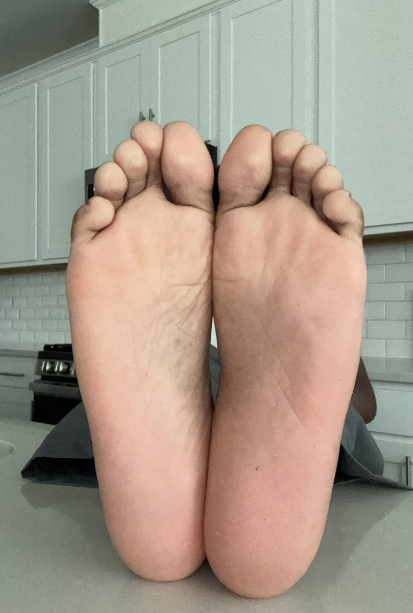dr00l4jxy's tweet photo. Y’all hungry for these size 12s? 

#blackmalefeet #footfetish
#footworship #malefeet #guyfeet
#guysoles #malesoles https://t.co/TCDXHRuLOd