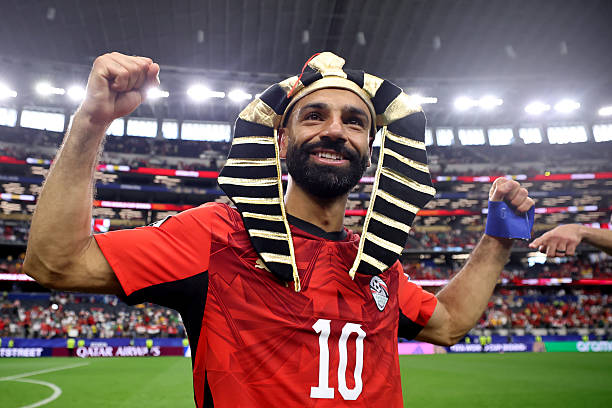 Mercado_Ingles's tweet photo. 𝗔𝗛𝗢𝗥𝗔 Mohamed Salah es elegido como Man of the Match tras clasificar con Egipto a Octavos de Final, no pudo contener las lagrimas de felicidad tras lograr una gran hazaña en casi 100 años y sus compañeros le ponen un Nemes haciendo referencia a ser el Faraon de Egipto. 👑🇪🇬 https://t.co/NHCrSiy5pX