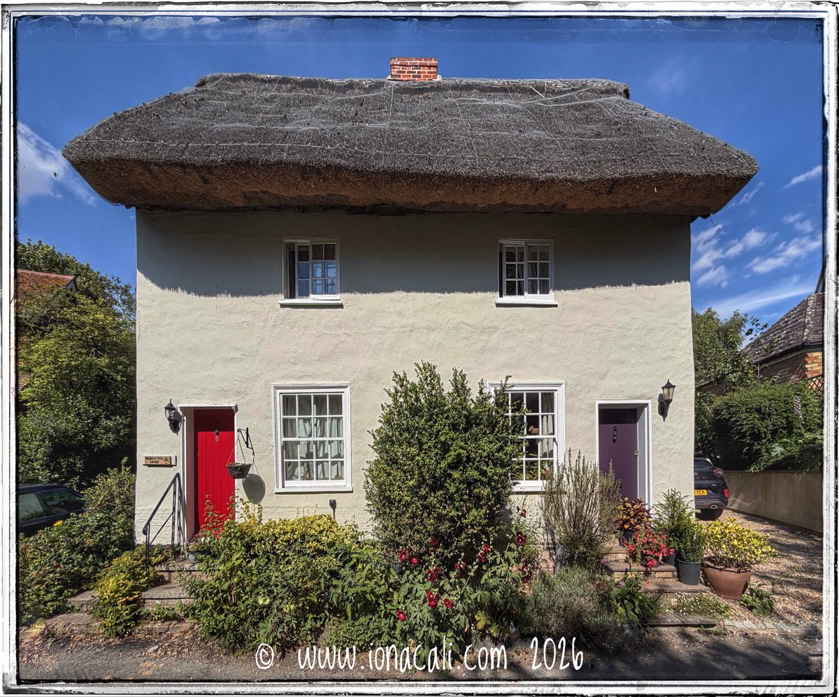 iona_cali's tweet photo. Moving ‘ever south’ (to quote the fab Drive-by Truckers!) Now in Ashwell, North Hertfordshire. A thatched cottage. #Ashwell https://t.co/oA5VjCLeO5