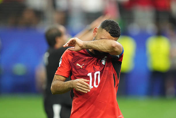 Mercado_Ingles's tweet photo. 𝗔𝗛𝗢𝗥𝗔 Mohamed Salah es elegido como Man of the Match tras clasificar con Egipto a Octavos de Final, no pudo contener las lagrimas de felicidad tras lograr una gran hazaña en casi 100 años y sus compañeros le ponen un Nemes haciendo referencia a ser el Faraon de Egipto. 👑🇪🇬 https://t.co/NHCrSiy5pX