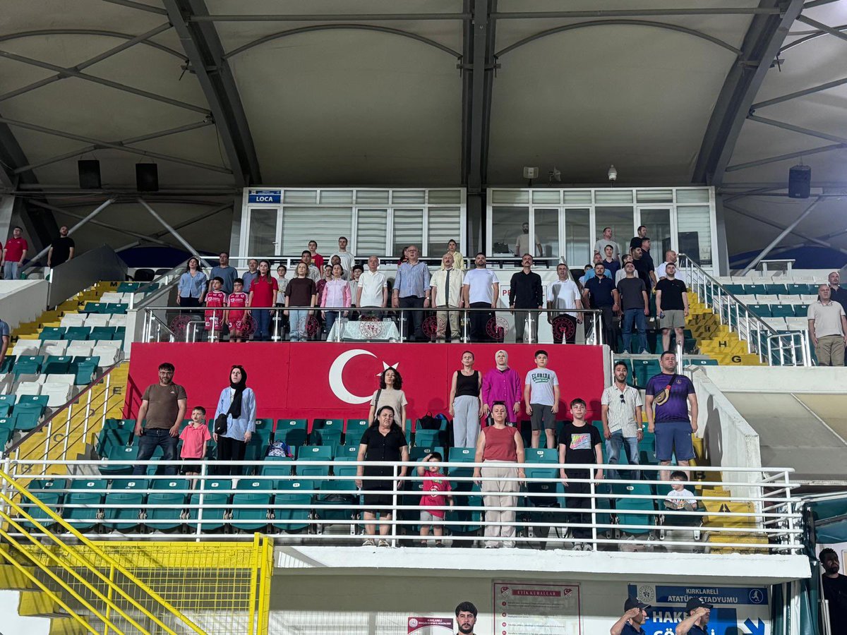 kirklarelimem's tweet photo. 🏆 Kurumlar Ligi 2026’nın Şampiyonu Kırklareli Millî Eğitim Müdürlüğü!

Kurumlar Ligi 2026 Finali’nde Türkiye Petrolleri ile karşılaşan müdürlüğümüz, büyük bir heyecana sahne olan mücadeleyi penaltı atışları sonucunda 4-3 kazanarak şampiyon oldu.

Şampiyonluk kupası, Valimiz Sayın Uğur TURAN tarafından takımımıza takdim edildi. İl Millî Eğitim Müdürümüz Murat ALTINÖZ ise futbolcularımızı tek tek tebrik ederek şampiyonluk sevincine ortak oldu.

Emeği geçen tüm sporcularımızı ve teknik ekibimizi gönülden kutluyor, başarılarının devamını diliyoruz.

@tcmeb @valikirklareli @ugurturan68