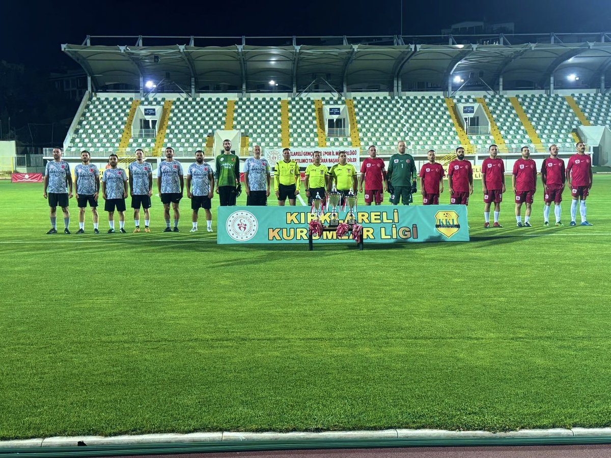kirklarelimem's tweet photo. 🏆 Kurumlar Ligi 2026’nın Şampiyonu Kırklareli Millî Eğitim Müdürlüğü!

Kurumlar Ligi 2026 Finali’nde Türkiye Petrolleri ile karşılaşan müdürlüğümüz, büyük bir heyecana sahne olan mücadeleyi penaltı atışları sonucunda 4-3 kazanarak şampiyon oldu.

Şampiyonluk kupası, Valimiz Sayın Uğur TURAN tarafından takımımıza takdim edildi. İl Millî Eğitim Müdürümüz Murat ALTINÖZ ise futbolcularımızı tek tek tebrik ederek şampiyonluk sevincine ortak oldu.

Emeği geçen tüm sporcularımızı ve teknik ekibimizi gönülden kutluyor, başarılarının devamını diliyoruz.

@tcmeb @valikirklareli @ugurturan68