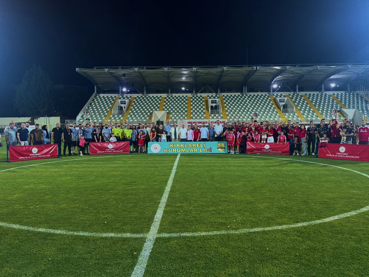 kirklarelimem's tweet photo. 🏆 Kurumlar Ligi 2026’nın Şampiyonu Kırklareli Millî Eğitim Müdürlüğü!

Kurumlar Ligi 2026 Finali’nde Türkiye Petrolleri ile karşılaşan müdürlüğümüz, büyük bir heyecana sahne olan mücadeleyi penaltı atışları sonucunda 4-3 kazanarak şampiyon oldu.

Şampiyonluk kupası, Valimiz Sayın Uğur TURAN tarafından takımımıza takdim edildi. İl Millî Eğitim Müdürümüz Murat ALTINÖZ ise futbolcularımızı tek tek tebrik ederek şampiyonluk sevincine ortak oldu.

Emeği geçen tüm sporcularımızı ve teknik ekibimizi gönülden kutluyor, başarılarının devamını diliyoruz.

@tcmeb @valikirklareli @ugurturan68