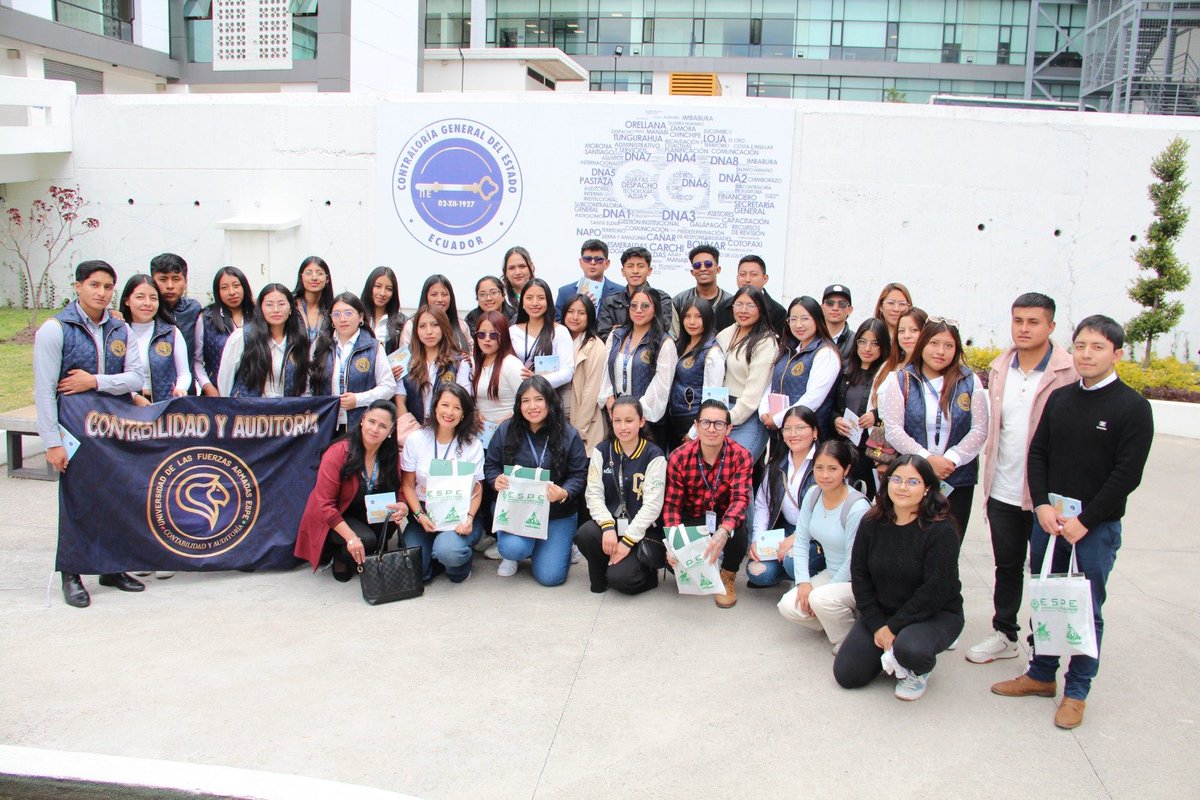 ContraloriaECU's tweet photo. 🏛️ #LaNuevaContraloría | El contralor, Dr. Mauricio Torres, recibió en las instalaciones de la #CGE a estudiantes de la @ESPEU, sede Latacunga, quienes participaron en una jornada académica para conocer las funciones institucionales, el rol de los servidores públicos y el Sistema de Control Interno, enriqueciendo su formación con una experiencia práctica y cercana al servicio público.

✨ Durante el encuentro, el Contralor los motivó a luchar por sus sueños, mantenerse en constante preparación y ejercer su profesión con ética, honestidad y compromiso.

🏛️ Como parte de la visita, los universitarios recorrieron el Museo Solón Espinoza Ayala, donde conocieron la historia de la institución y su aporte a la protección de los recursos públicos.